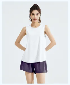 Detailansicht eines weißen ärmellosen Mesh-Tops und lila Shorts Sportsets für Damen.