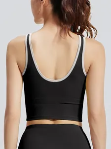 Vista posteriore del top sportivo nero a coste con bordo bianco a contrasto e scollo a U
