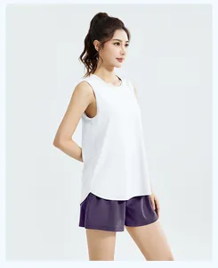 Seitenansicht des weißen ärmellosen Sport-Tops und der lila Laufshorts für Damen