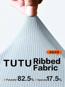 Gros plan sur un tissu côtelé extensible pour gilet de sport, 82,5% polyester, 17,5% élasthanne.