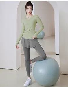 Detailansicht des atmungsaktiven langärmeligen Yoga-Tops und der Leggings für Damen