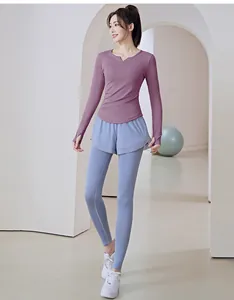 Detailansicht eines Modells mit lila Yoga-Oberteil und blauen Leggings mit Rock-Set