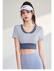 Detailansicht des gefälschten zweiteiligen Yoga-Tops mit integriertem BH und Lauf-Print
