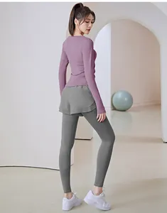 Rückansicht eines atmungsaktiven lila Langarm-Yoga-Tops und grauen Leggings-Sets
