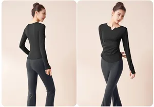 Detail des schwarzen Yoga-Sets mit V-Ausschnitt, Raffung und Schlaghose für Damen.