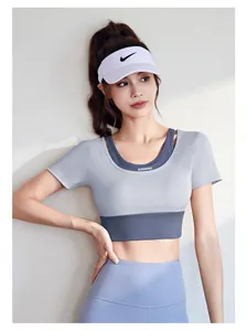 Detail des eng anliegenden Yoga-Tops im Color-Block-Design mit integriertem BH