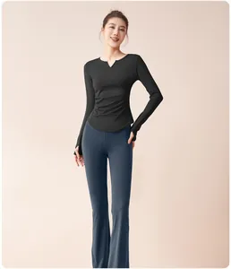 Detailansicht des schwarzen Yoga-Oberteils mit V-Ausschnitt und blauer High-Waist-Leggings