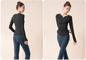 Detail von schlank machendem V-Ausschnitt Yoga-Top mit Falten und langen Ärmeln mit Leggings