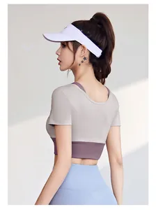 Detaillierte Seitenansicht eines farblich abgesetzten Yoga-Tops und blauer Leggings.