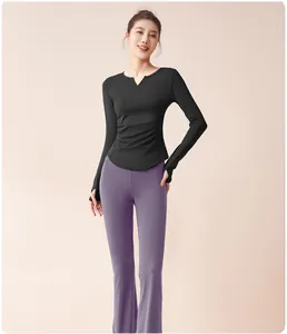 Schlankes schwarzes langärmliges Yoga-Top mit V-Ausschnitt und lila Schlagleggings-Set