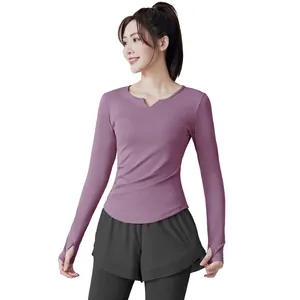 Atmungsaktives lila langärmliges Yoga-Top und graues Shorts-Set für Damen Fitness