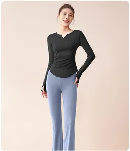 Detailansicht eines Yoga-Sets mit schwarzem V-Ausschnitt-Top und blauer Leggings