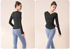 Figurbetontes Yoga-Set mit gerafftem V-Ausschnitt Oberteil und blauer Schlaghose