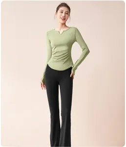 Eng anliegendes Yoga-Set mit V-Ausschnitt, Falten-Top und schwarzer Schlaghose für Damen