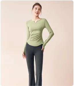 Eng anliegendes Yoga-Set mit plissiertem V-Ausschnitt Oberteil und grauen Leggings