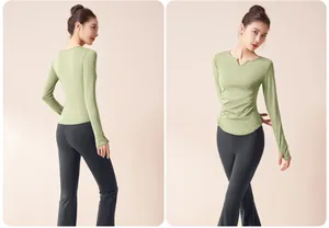 Detaillierte Vorder- und Rückansicht eines grünen Yoga-Sets mit V-Ausschnitt und Leggings.