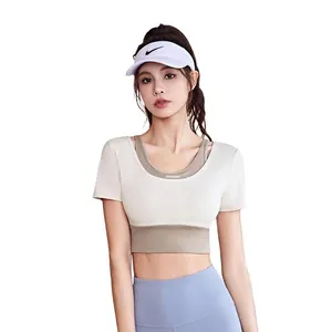 Eng anliegendes Yoga-Kurzarmshirt mit integriertem BH im zweiteiligen Design in Beige.
