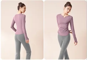 Detailansicht des Yoga-Oberteils mit V-Ausschnitt und grauen Schlagleggings.