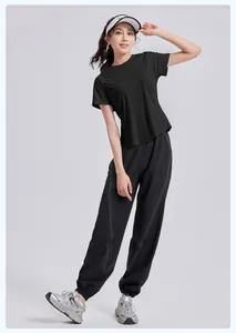 Vista completa del set t-shirt sportiva nera a maniche corte e joggers da donna per yoga