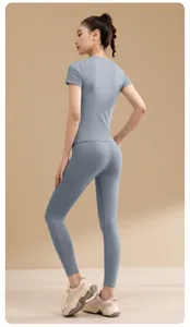 Vista posteriore di una donna che indossa un set da yoga blu aderente ed elastico