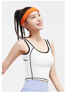 Détail de ce débardeur de sport blanc haute élasticité avec passepoil noir contrasté