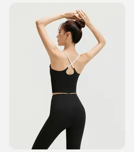 Detailweergave van een zwarte sport-bh met witte gekruiste rugbandjes en een strakke legging