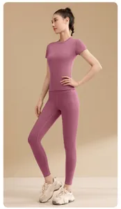 Vista completa professionale di un set da yoga a due pezzi color malva su una modella fitness.