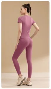 Vista posteriore dettagliata del set da yoga color malva ad alta elasticità con top
