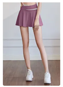 Vista dettagliata della gonna sportiva viola con vita incrociata indossata dalla modella