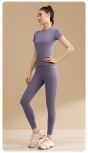 Completo da yoga viola con leggings a vita alta e top a maniche corte