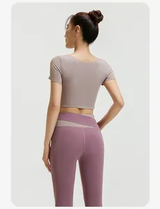 Rückansicht der Yoga-Leggings mit hohem Bund und bauchfreiem Oberteil im Detail.