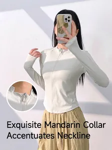 Veste de yoga blanche zippée ajustée avec col montant et texture côtelée élégante