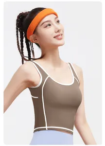 Détail d'un débardeur de sport marron à col en U avec un liseré blanc contrastant.