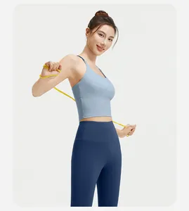 Gedetailleerde weergave van tweedelige yogaset met blauwe sportbeha en legging met hoge taille
