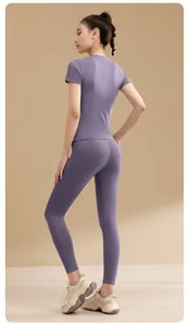 Vista posteriore di un set da yoga viola elasticizzato per fitness e allenamento