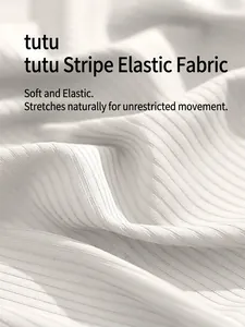 Détail en gros plan d'un tissu élastique blanc à côtes de qualité pour veste de yoga
