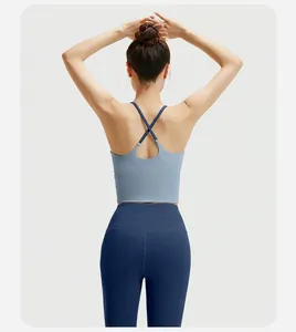 Achteraanzicht van kleurblok yoga set met cross-back sportbeha en blauwe leggings