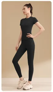 Vista completa di un set da yoga nero ad alta elasticità con top a maniche corte e leggings.