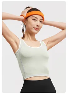 Détail d'un débardeur de sport vert menthe à col en U avec liseré blanc et tissu stretch