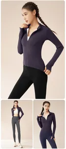 Vue détaillée de l'ensemble de yoga pour femmes avec veste violette et legging noir