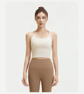 Detailweergave van een tweedelige yogaset met een crème sportbeha en bruine legging