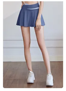 Vista dettagliata di una gonna pantalone sportiva blu a vita alta per yoga e fitness