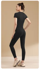 Dettaglio della vestibilità di un set yoga nero ad alta elasticità su una modella