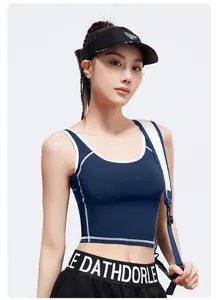 Vue détaillée d'une brassière de sport contrastée marine et blanche portée par un mannequin.
