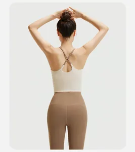 Achteraanzicht van de yogaset met sportbeha met gekruiste rug en legging met hoge taille