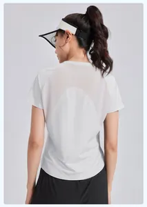 Vista posteriore di una t-shirt sportiva bianca ampia con inserto in mesh traspirante