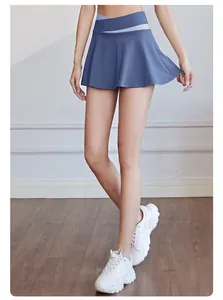 Dettaglio della gonna sportiva blu con un elegante design incrociato a vita alta