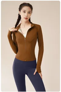 Détail d'une veste de yoga marron doublée en polaire avec coupe ajustée et fermeture éclair.