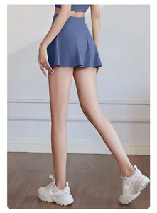Dettaglio vista posteriore di una gonna pantalone sportiva blu per yoga e fitness
