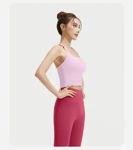Zijaanzicht van een roze sportbeha en donkerroze legging yoga-set op model
